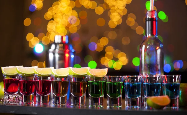 Bebida Alcoólica Pequenos Copos Bar Coquetéis Coloridos Bar Tiroteios Coloridos — Fotografia de Stock