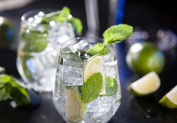 Mojito kokteyller closeup. Malzemeler ve bar gereçleri. Önden görünüm.