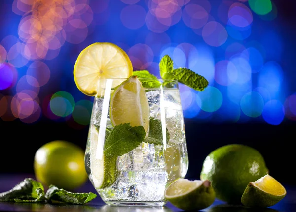 Bar Işıkları Arka Planında Mojito Kokteyli Yakın Plan Boşluğu Kopyala — Stok fotoğraf