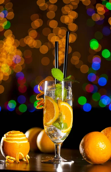 Tuore Cocktail Appelsiinilla Jäällä Mintunlehdillä Alkoholiton Juoma Yökerhon Baaritiskillä Värikäs — kuvapankkivalokuva