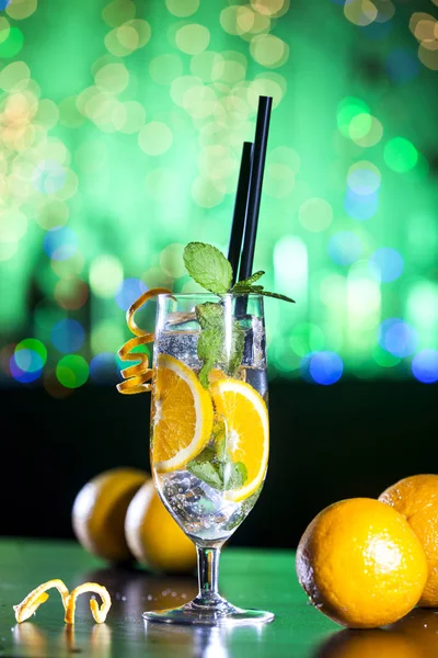 Свежий Коктейль Апельсином Льдом Мятными Листьями Алкогольный Безалкогольный Напиток Стойкой — стоковое фото