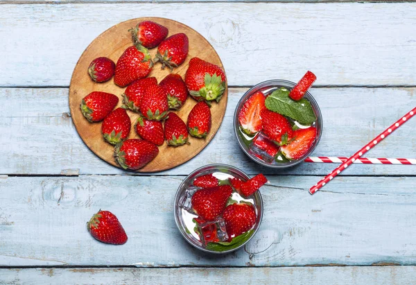 Bevanda Estiva Fredda Con Fragole Menta Ghiaccio Vetro Fondo Legno — Foto Stock