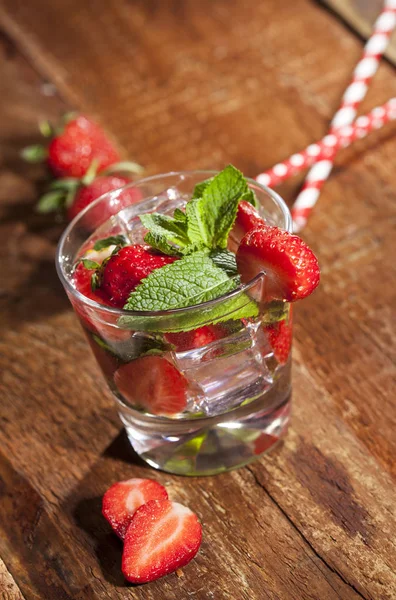 Bevanda Estiva Fredda Con Fragole Menta Ghiaccio Vetro Fondo Legno — Foto Stock