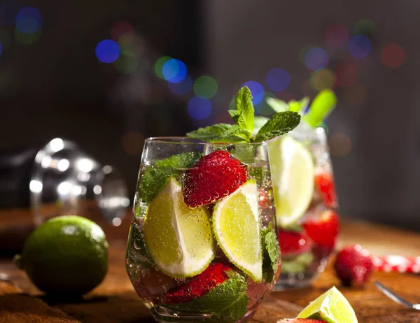 Bevanda Fredda Estiva Con Fragole Menta Lime Ghiaccio Vetro Sul — Foto Stock