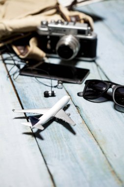 Mavi ahşap arka plan, temel tatil öğeleri, seyahat kavramı backgroundad seyahat aksesuarları