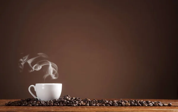 Glas Kaffekopp Och Kaffebönor Gamla Träbord Och Brun Bakgrund Med — Stockfoto