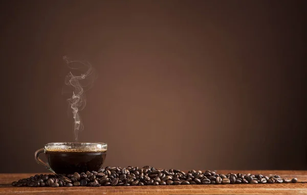 Glas Kaffekopp Och Kaffebönor Gamla Träbord Och Brun Bakgrund Med — Stockfoto