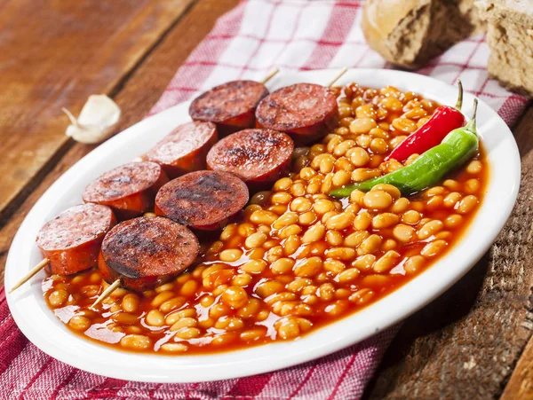 Frijoles Con Salchicha Parrilla Comida Casera Tradicional Europea — Foto de Stock