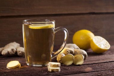 Ahşap arka plan üzerinde limonlu zencefil çay