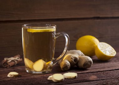 Ahşap arka plan üzerinde limonlu zencefil çay