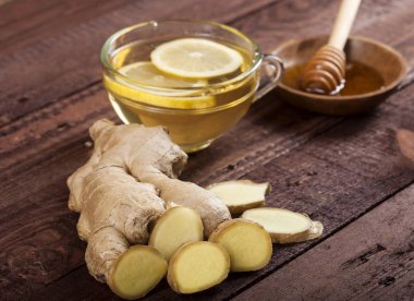 Ahşap arka plan üzerinde limonlu zencefil çay