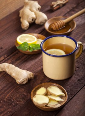 Zencefil çay limon bal ve ahşap zemin üzerine nane ile