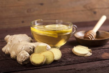 Ahşap arka plan üzerinde limonlu zencefil çay