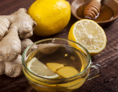 Ahşap arka plan üzerinde limonlu zencefil çay