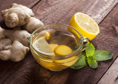 Zencefil çay limon bal ve ahşap zemin üzerine nane ile