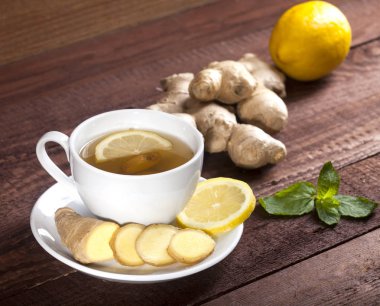 Zencefil çay limon ve nane bir ahşap zemin üzerine