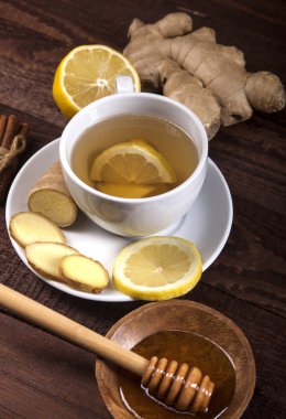 Zencefil çay limon bal ve tarçın tahta arka plan ile