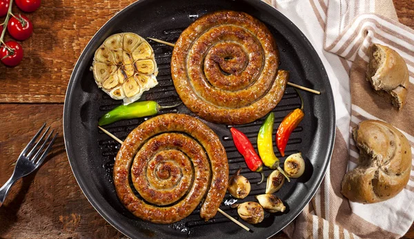 Embutidos Espiral Parrilla Con Verduras Especias Una Sartén Sobre Fondo — Foto de Stock