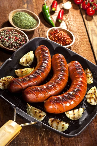 Grilled Sausages Vegetables Spices Pan Wooden Background — Stock Photo, Image