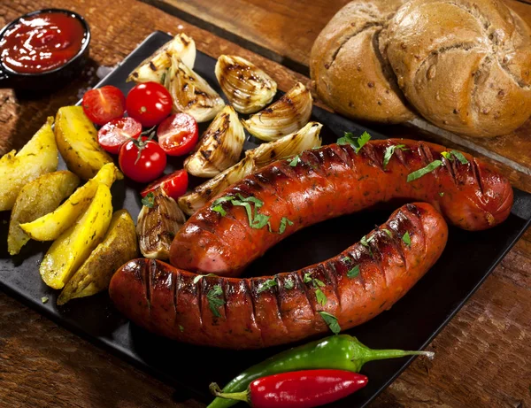 Embutidos Parrilla Con Verduras Especias Plato Sobre Fondo Madera — Foto de Stock