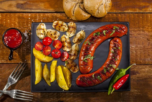 Gegrilde Worstjes Met Groenten Kruiden Een Plaat Houten Achtergrond — Stockfoto