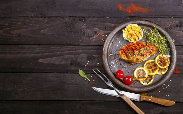 Gegrilde Kipfilet Met Verse Tijm Cherry Tomaat Citroen Knoflook Kruiden — Stockfoto