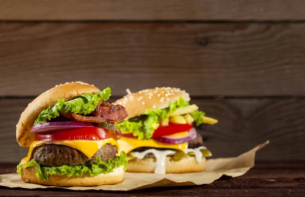 Dwa Różne Pyszne Hamburgery Wołowiny Pomidor Ser Ogórkami Cebulą Sałata — Zdjęcie stockowe