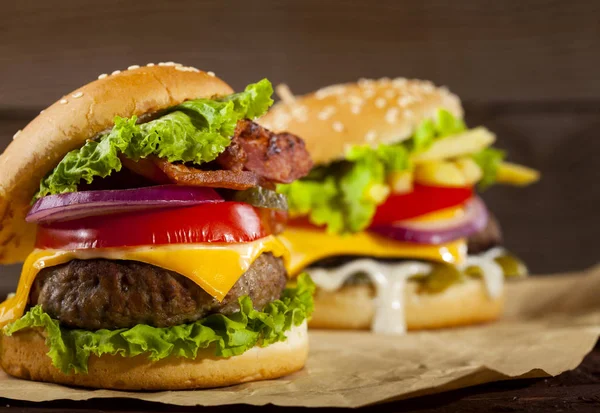 Dwa Różne Pyszne Hamburgery Wołowiny Pomidor Ser Ogórkami Cebulą Sałatą — Zdjęcie stockowe