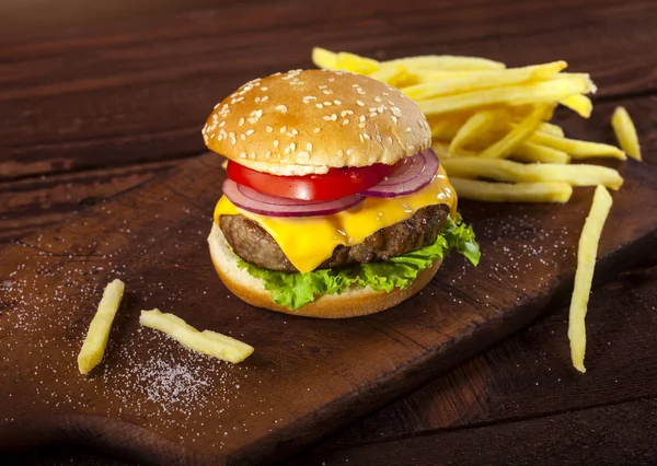 Hamburguesa Fresca Deliciosa Con Carne Res Tomate Queso Cebolla Lechuga — Foto de Stock