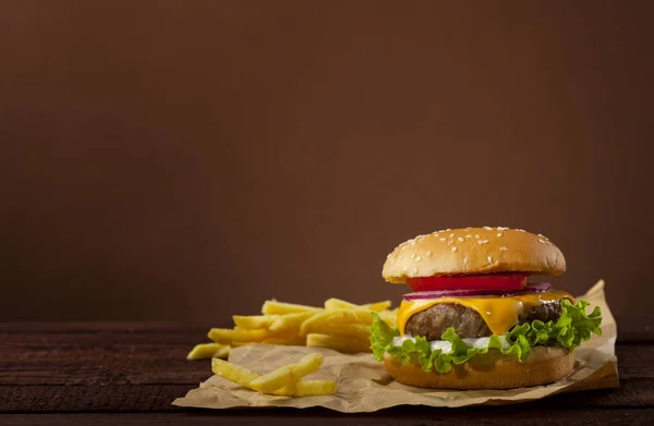 Świeże Pyszne Burger Wołowiny Pomidor Ser Cebula Sałata Drewnianym Stole — Zdjęcie stockowe