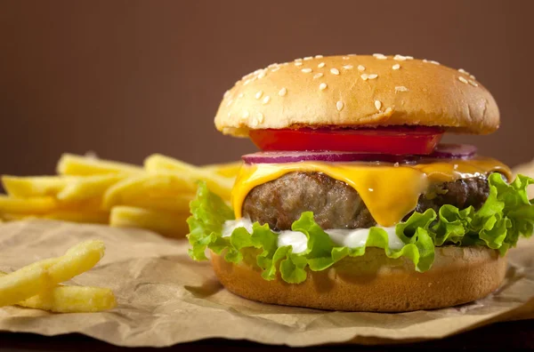 Hamburguesa Fresca Deliciosa Con Carne Res Tomate Queso Cebolla Lechuga — Foto de Stock