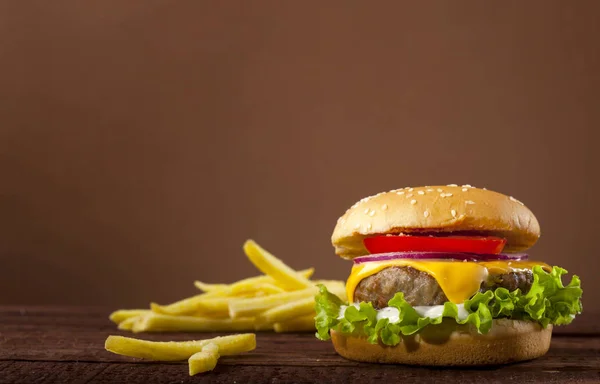 Hamburguesa Fresca Deliciosa Con Carne Res Tomate Queso Cebolla Lechuga — Foto de Stock