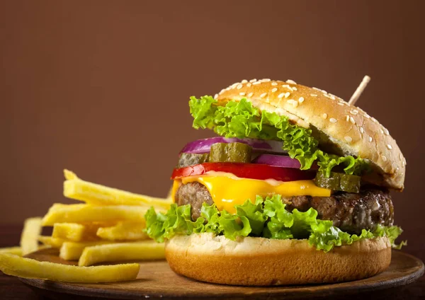 Hamburguesa Fresca Deliciosa Con Carne Res Tomate Queso Pepino Cebolla — Foto de Stock