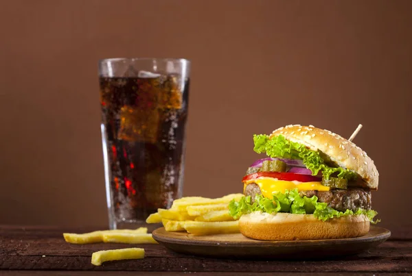 Dos Deliciosas Hamburguesas Grandes Diferentes Vaso Sobre Mesa Madera Fondo — Foto de Stock