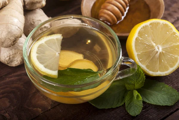 Ginger Teh Dengan Madu Lemon Dan Mint Latar Belakang Kayu — Stok Foto