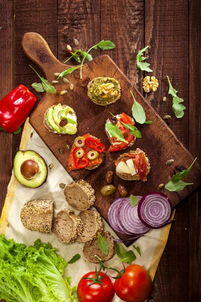 Collectie Van Verschillende Mini Broodjes Een Snijplank Houten Tafel Bovenaanzicht — Stockfoto