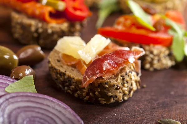 Primer Plano Diferentes Mini Sándwiches Una Tabla Cortar Mesa Madera — Foto de Stock