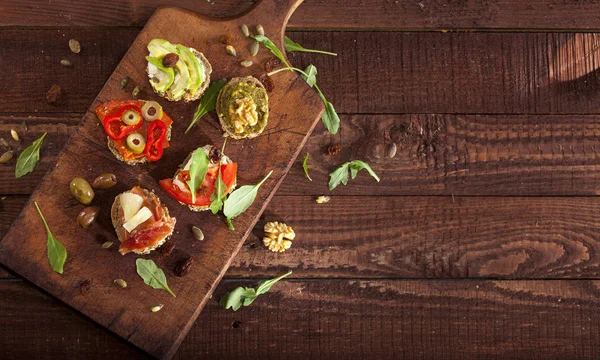 Collectie Van Verschillende Mini Broodjes Een Snijplank Houten Tafel Bovenste — Stockfoto