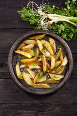 Patates dilimleri chives ile pişmiş. Ev yapımı organik sebze vegan vejetaryen patates dilimleri Aperatif yiyecek. Üstten görünüm