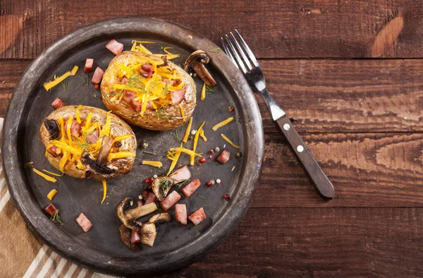 Patate Ripiene Forno Con Pancetta Cheddar Funghi Aneto Sul Tavolo — Foto Stock