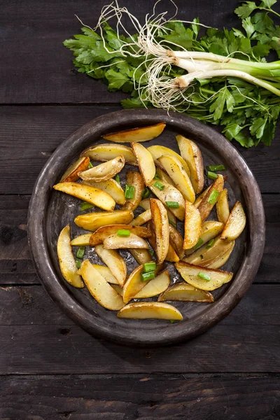 Patates dilimleri chives ile pişmiş. Ev yapımı organik sebze vegan vejetaryen patates dilimleri Aperatif yiyecek. Üstten görünüm