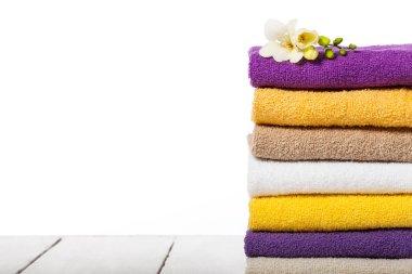 Hafif ahşap masa ve beyaz arka plan banyo Havlu yığını