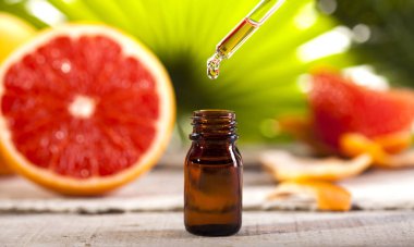 Greyfurt esans yeşil yaprakları arka plan üzerinde