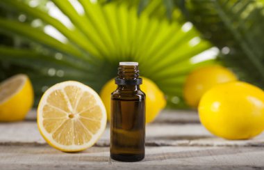 Yeşil yaprakları zemin üzerine limon esans