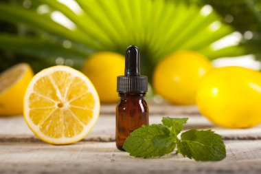 Yeşil yaprakları zemin üzerine limon esans