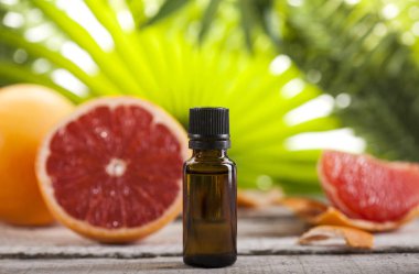 Greyfurt esans yeşil yaprakları arka plan üzerinde