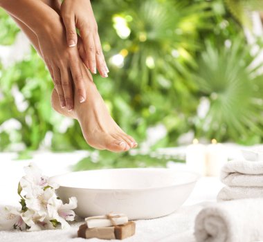 Ayak spa tropikal yeşil yaprakları arka plan üzerinde