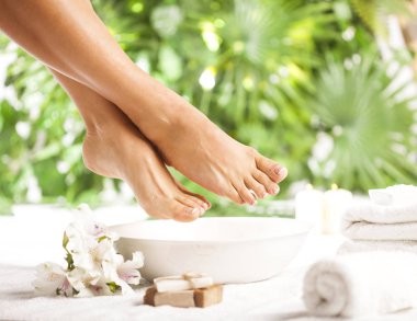 Ayak spa tropikal yeşil yaprakları arka plan üzerinde