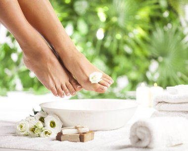 Ayak spa tropikal yeşil yaprakları arka plan üzerinde