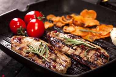 Sebze ve baharat siyah arka plan üzerine sığır eti biftek ızgara